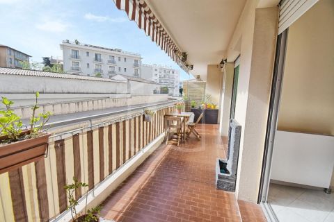 A louer APPARTEMENT T3 76 M2 TERRASSE BORD DE MER ANTIBES