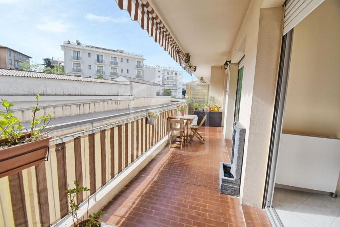 A louer APPARTEMENT T3 76 M2 TERRASSE BORD DE MER ANTIBES