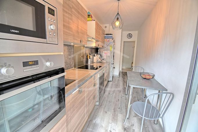 A louer APPARTEMENT T3 76 M2 TERRASSE BORD DE MER ANTIBES