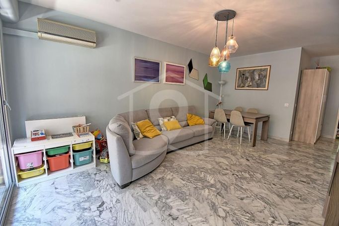 A louer APPARTEMENT T3 76 M2 TERRASSE BORD DE MER ANTIBES