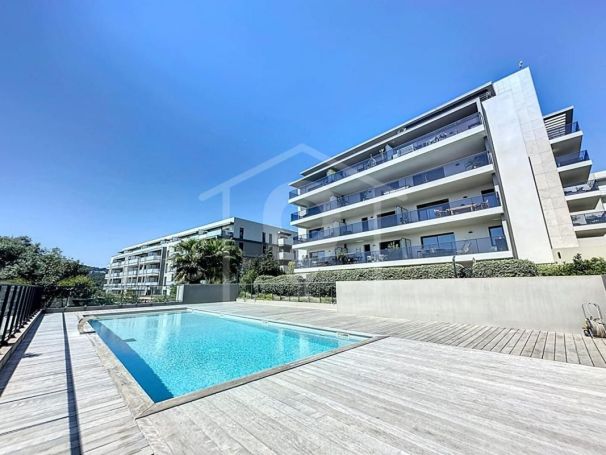 A louer APPARTEMENT T2 48 M2 TERRASSE BORD DE MER ANTIBES