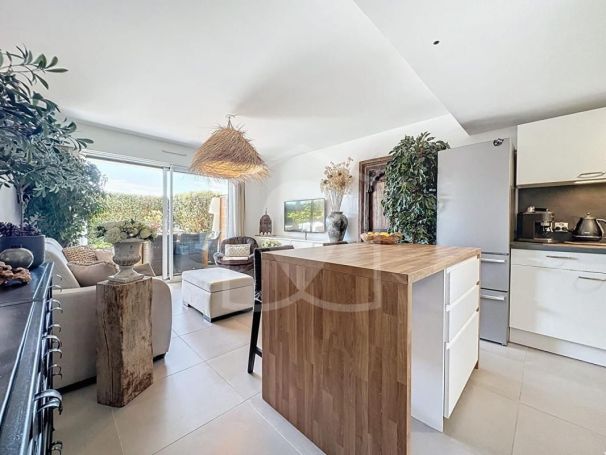 A louer APPARTEMENT T2 48 M2 TERRASSE BORD DE MER ANTIBES