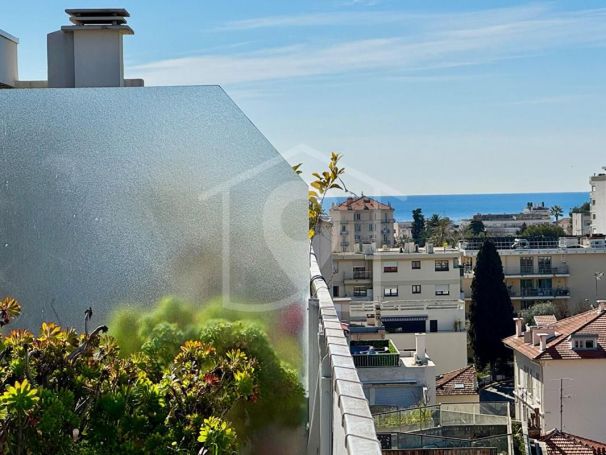 A louer APPARTEMENT T3 82 M2 TERRASSE BORD DE MER CANNES