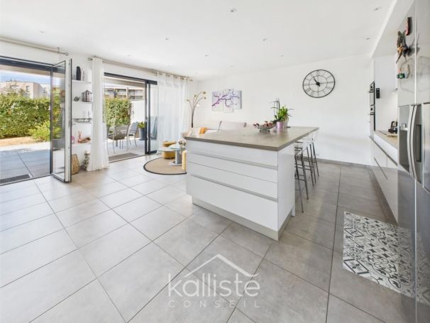 A louer APPARTEMENT DE PRESTIGE T3 71 M2 TERRASSE BORD DE MER AJACCIO