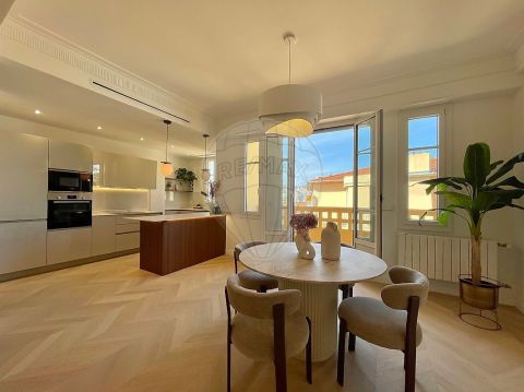 A louer APPARTEMENT DE PRESTIGE T3 88 M2 BORD DE MER NICE