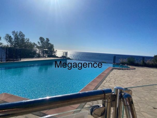 A louer APPARTEMENT T2 25 M2 TERRASSE BORD DE MER LE LAVANDOU