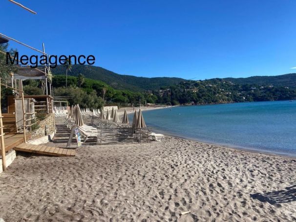 A louer APPARTEMENT T2 25 M2 TERRASSE BORD DE MER LE LAVANDOU