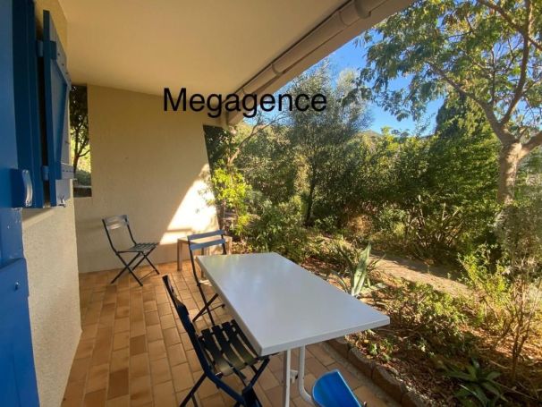 A louer APPARTEMENT T2 25 M2 TERRASSE BORD DE MER LE LAVANDOU
