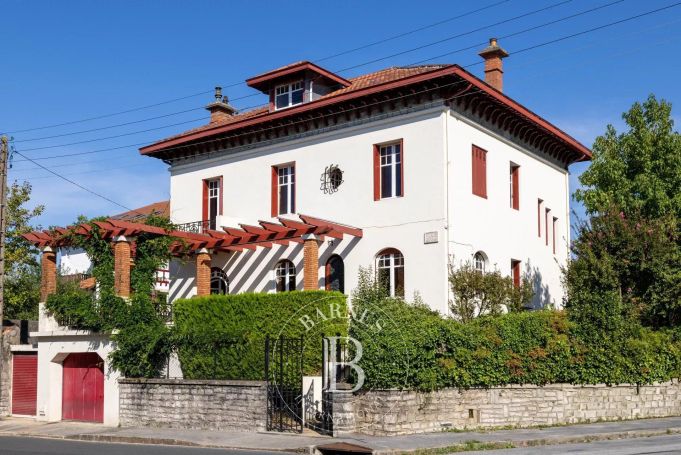 A vendre MAISON  ANNEES 30 300 M² A RENOVER SECTEUR LES ARENES BAYONNE