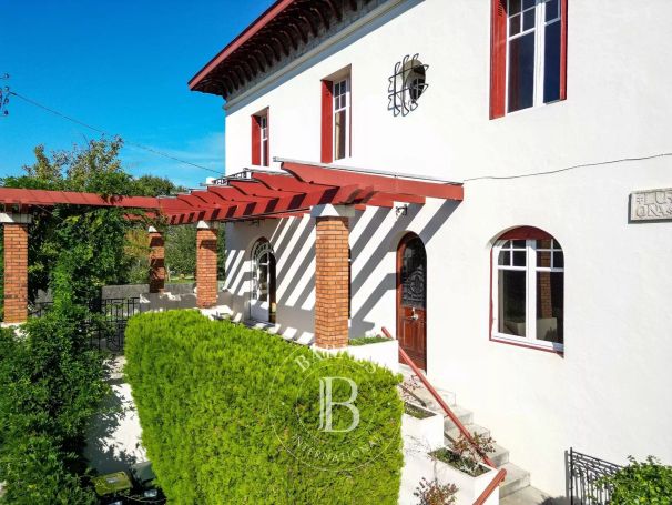 A vendre MAISON  ANNEES 30 300 M² A RENOVER SECTEUR LES ARENES BAYONNE