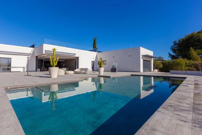 A vendre VILLA CONTEMPORAINE PLAIN PIED 10 PIECES VUE MER PISCINE ANTIBES