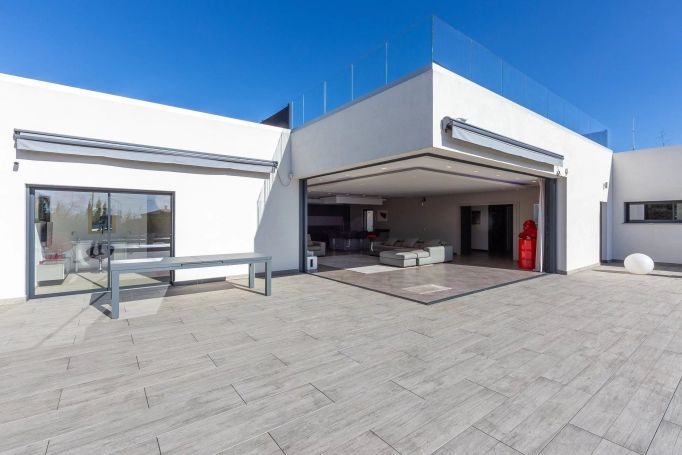 A vendre VILLA CONTEMPORAINE PLAIN PIED 10 PIECES VUE MER PISCINE ANTIBES