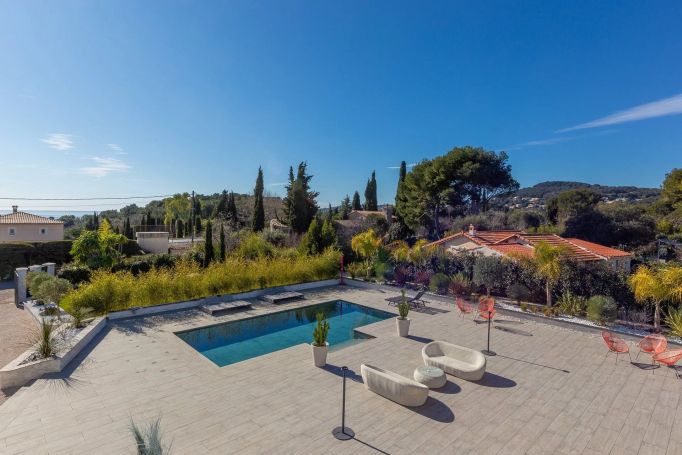 A vendre VILLA CONTEMPORAINE PLAIN PIED 10 PIECES VUE MER PISCINE ANTIBES