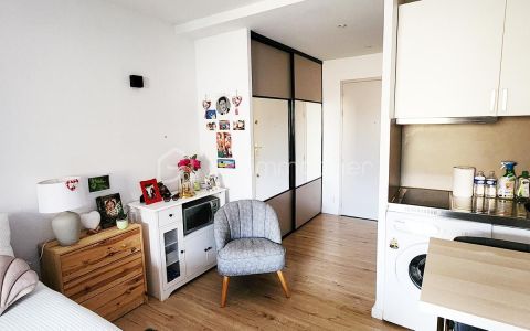 A louer STUDIO  19 M2 BORD DE MER LA LONDE LES MAURES