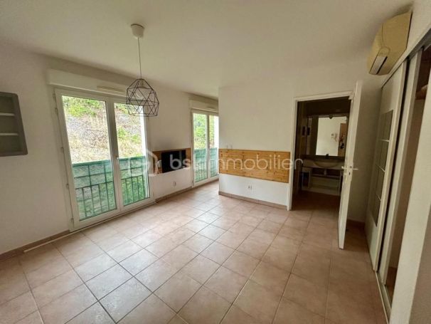 A louer STUDIO  23 M2 BORD DE MER HYERES