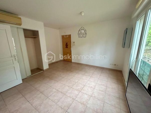 A louer STUDIO  23 M2 BORD DE MER HYERES