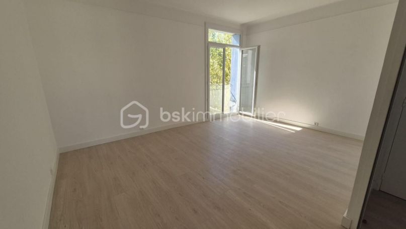 A louer APPARTEMENT T3 64 M2 BORD DE MER TOULON