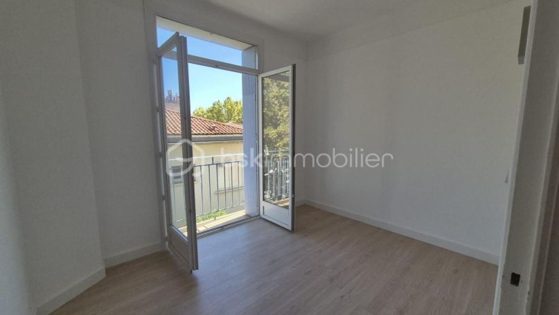 A louer APPARTEMENT T3 64 M2 BORD DE MER TOULON