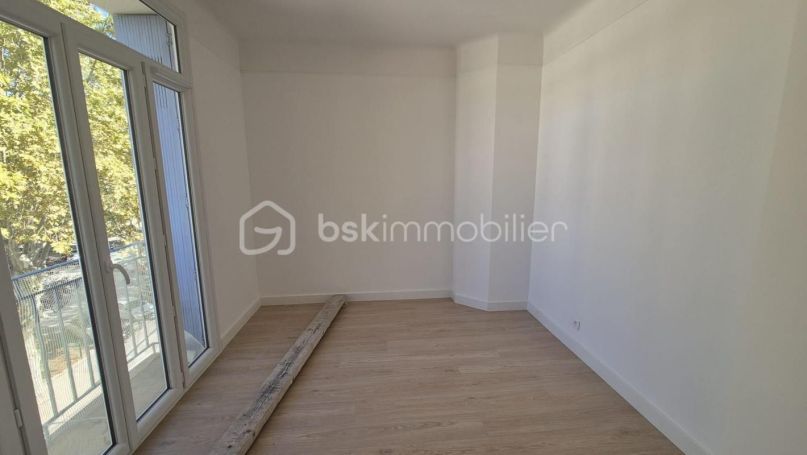 A louer APPARTEMENT T3 64 M2 BORD DE MER TOULON