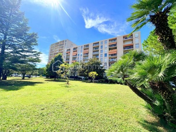 A louer APPARTEMENT T3 64 M2 TERRASSE BORD DE MER ANTIBES
