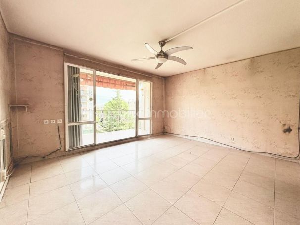A louer APPARTEMENT T3 64 M2 TERRASSE BORD DE MER ANTIBES