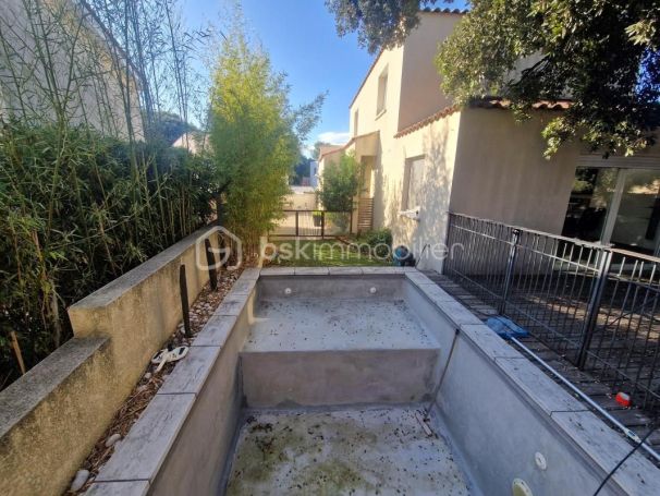 A vendre MAISON  5 PIECES 142 M2  CASTRIES