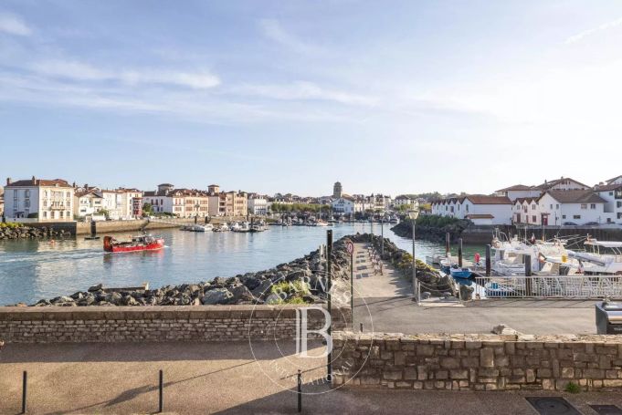 A vendre  APPARTEMENT T4 140 M² VUE SUR LE PORT  ciboure