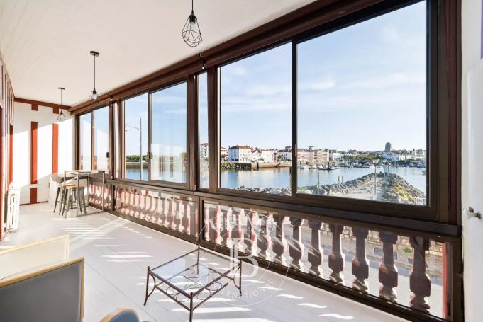 A vendre  APPARTEMENT T4 140 M² VUE SUR LE PORT  ciboure