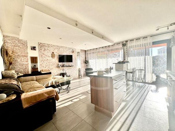 A louer APPARTEMENT DE PRESTIGE T3 70 M2 TERRASSE BORD DE MER ANTIBES
