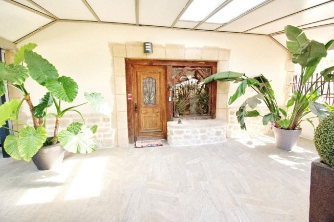 A louer MAISON  DE MAîTRE BORD DE MER MEZE