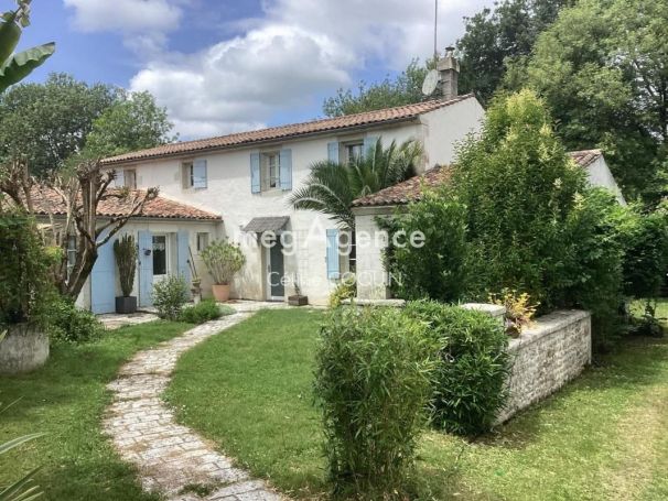 A louer MAISON  DE MAîTRE  JONZAC