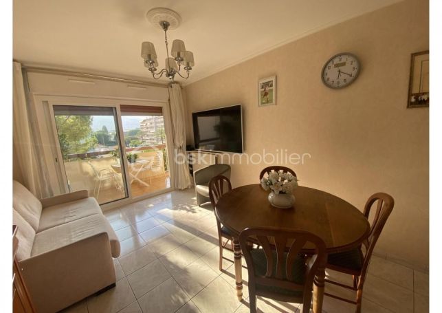 A louer APPARTEMENT T3 58 M2 TERRASSE BORD DE MER CANNES