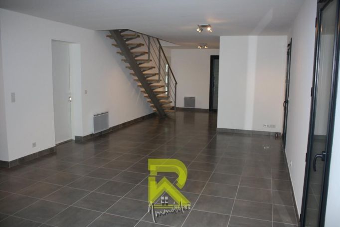 A louer LOFT  5 PIECES 135 M2  COMBAILLAUX