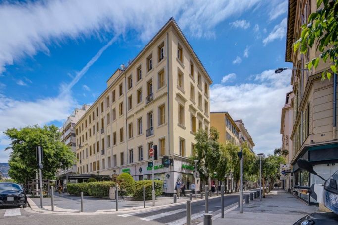 A louer APPARTEMENT DE PRESTIGE T5 129 M2 BORD DE MER NICE