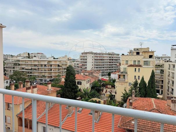 A louer APPARTEMENT T2 32 M2 TERRASSE BORD DE MER ANTIBES