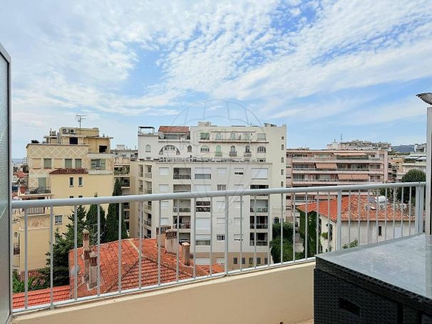 A louer APPARTEMENT T2 32 M2 TERRASSE BORD DE MER ANTIBES