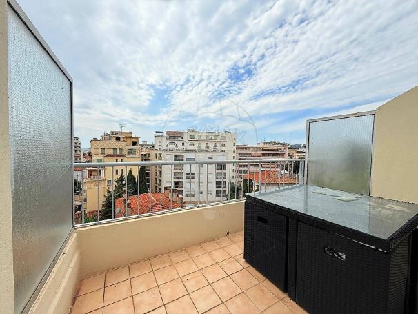 A louer APPARTEMENT T2 32 M2 TERRASSE BORD DE MER ANTIBES