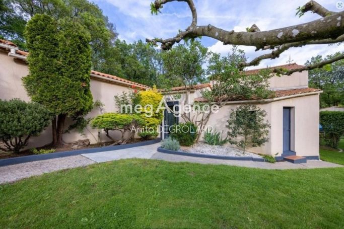 A vendre LONGèRE  7 PIECES 184 M2  LA ROCHE SUR YON