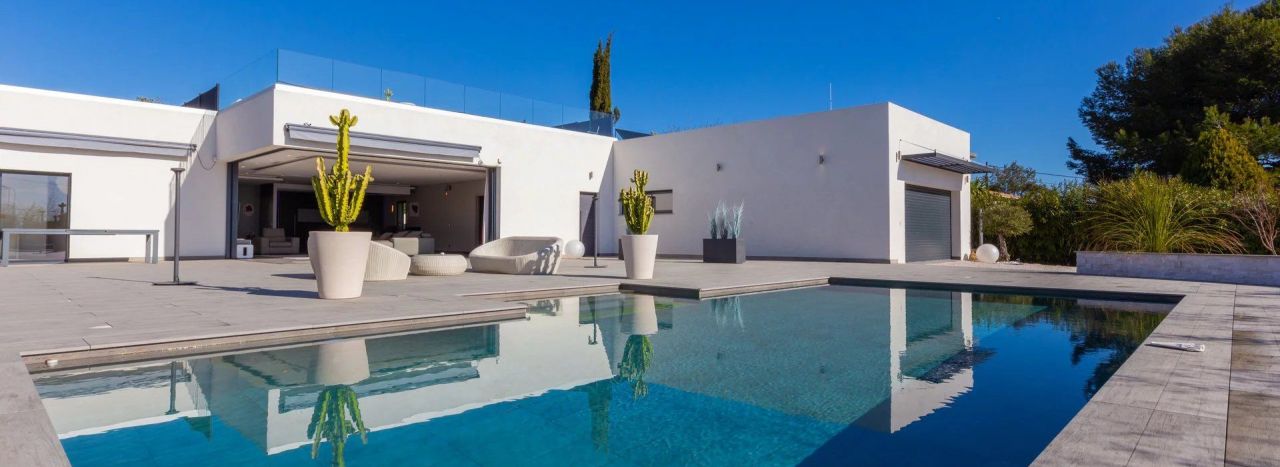 MAGNIFIQUE VILLA CONTEMPORAINE PLAIN PIED 250 M² VUE MER PISCINE ANTIBES