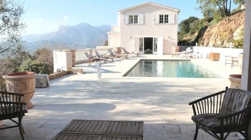 A vendre PROPRIETE DE 285 M² SUR 10 785 M² PISCINE ET VU MER AJACCIO