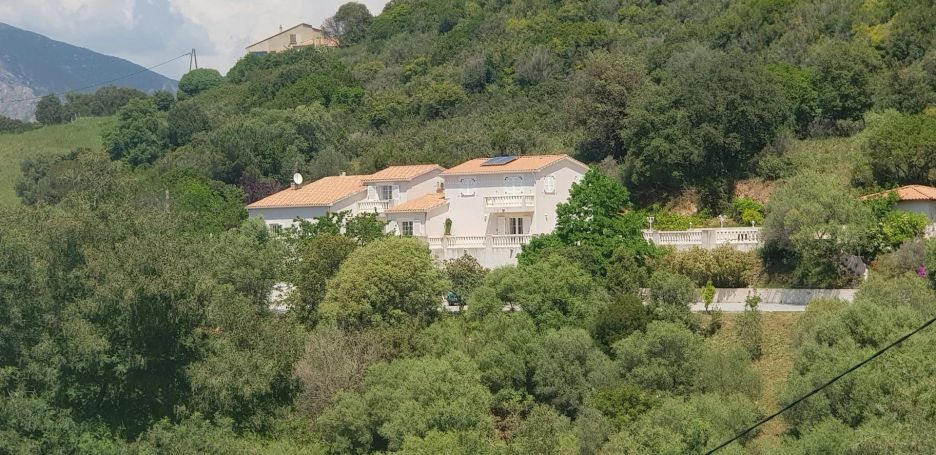 A vendre PROPRIETE DE 285 M² SUR 10 785 M² PISCINE ET VU MER AJACCIO
