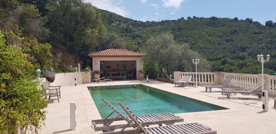 A vendre PROPRIETE DE 285 M² SUR 10 785 M² PISCINE ET VU MER AJACCIO
