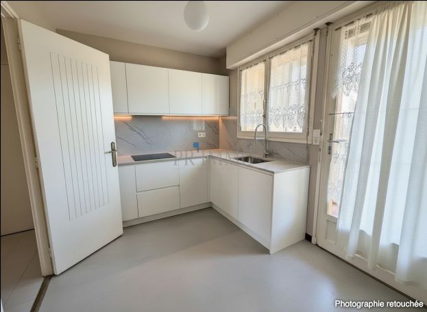 A louer APPARTEMENT T3 78 M2 BORD DE MER SAINT AYGULF
