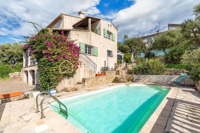 A louer MAISON  5 PIECES 300 M2 BORD DE MER ANTIBES