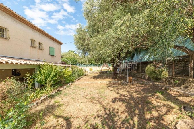 A louer MAISON  5 PIECES 300 M2 BORD DE MER ANTIBES