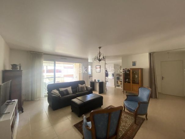A louer APPARTEMENT T3 84 M2 TERRASSE BORD DE MER HYERES