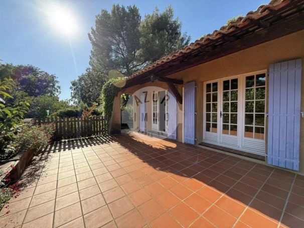 A louer MAISON  7 PIECES 131 M2  ROQUEVAIRE