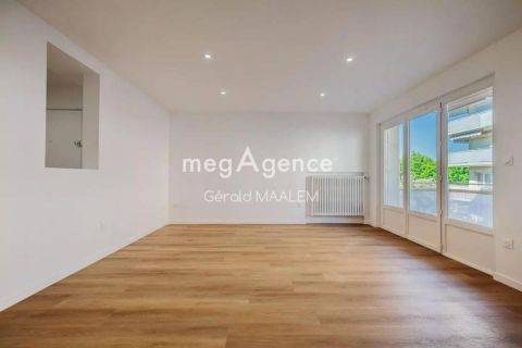 A louer APPARTEMENT DE PRESTIGE T4 77 M2 TERRASSE BORD DE MER SAINTE MAXIME