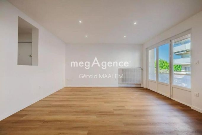 A louer APPARTEMENT DE PRESTIGE T4 77 M2 TERRASSE BORD DE MER SAINTE MAXIME