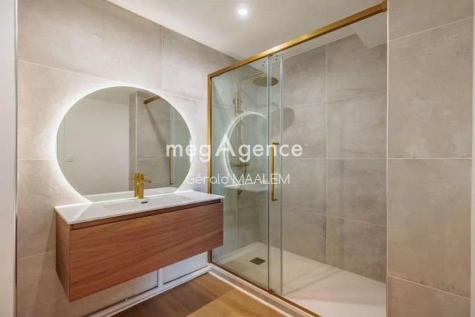 A louer APPARTEMENT DE PRESTIGE T4 77 M2 TERRASSE BORD DE MER SAINTE MAXIME